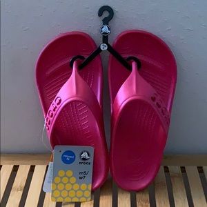 New w/tag Hot Pink Baya Flip Crocs *See Size Note*